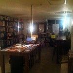 TREASURE RIVER book cafe - 他では手に入らないアート本も販売しております。お席で食事とともにお読みいただけます。