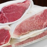 神戸牛炉釜炭焼ステーキ IDEA 銀座 - 左から、短角牛、フィレ、サーロイン