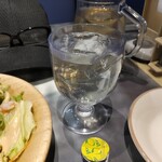 サイゼリヤ - 白ワインに氷と炭酸とレモンポーションを投入… このサングリア的なカクテル‥自分の中でフリオカクテルと命名