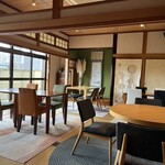 ぱすたや然流 - 立派な日本家屋をテーブル仕様にした店内