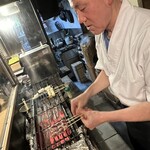 鶏割烹 まことや - 焼き鳥を焼く鶏仙人