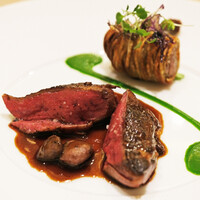 アマラントス - ディナーコース 36300円 のラカン産小鳩ロティ ルッコラ 藁