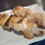 やきとり家すみれ - ニワトリ割2本セット(月替わり2種)308円のねぎま通常218円とせせり通常218円