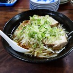上海菜 - ◯ラーメン
スープには
バターの様な変わった風味や味わいのしている
見通しの悪いスッキリとしない脂感と

塩が強めで塩辛さと
酢のような酸味を感じる醤油味で
なんとか普通な味わいだった