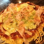 豚チーズモダン。チーズはとろっとろだわ、そばはふわふわ＆かりかり。