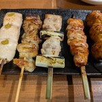 炭火やき 鶏煌 - おまかせ串盛5本（税別620円）はマスト。