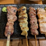 炭火やき 鶏煌 - 追加で串を4本。左端の白レバー（税別180円）はイチ押し！！