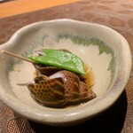 和食屋婁 一 - お通し　バイ貝煮付け