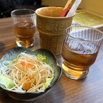 炭火焼豚丼 七凛茶屋坊ず - 最初に出される大根サラダと冷ほうじ茶