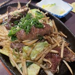 肉・魚・鍋　Dai黒 - 鉄板焼肉定食　オオカクと野菜炒め