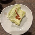 鳥一番 - おかわり自由のキャベツ。梅ソースでいただきます。