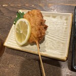 鳥一番 - みの唐揚げ。食べ応えがあって美味しくレモンたっぷり