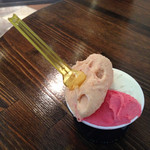 ジェラテリア アクオリーナ - 3種盛り（630円+200円）レーニアチェリー アメリカの佐藤錦と呼ばれている。最高級のさくらんぼ キロ15000円のさくらんぼ（3種盛りは+200円+2種盛りは250円）とランポーネとオリーブオイル