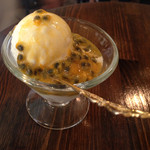 ジェラテリア アクオリーナ - パッションフルーツのアフォガート（700円）