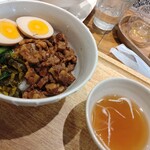 騒豆花 - スープ付きのルーロー飯。煮卵が美味しい！お肉もしっかり入っています。