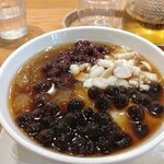 騒豆花 - 豆花の上にタピオカ、茹で落花生など、シロップはサラッとした軽い甘さで飲み切ってしまう美味しさ。