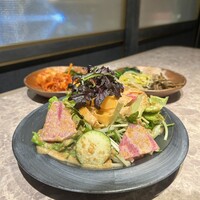 個室焼肉 牛姫 恵比寿本店 - サラダ、キムチ盛り合わせ、ナムル盛り合わせ