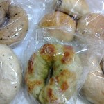 コムミズイブ - ベーグル（バジルコショウ・オニョン・小松菜とチーズ・味噌）、レーズンバンズ