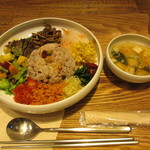 OGADA - １５種野菜とそぼろのビビンバ 　８４２円