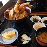 まめ寅 - 大エビ天丼とまめ皿おばんざい3皿　1598円