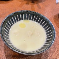海鮮原始焼 ろば炭魚 赤羽本店 - カウンター向けのお通しのスープ