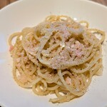 ブッフェダイニングポルト - チーズと黒胡椒のシンプルなパスタ 　桜色のチーズのせ