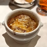 292686873 - こちらのオニグラが大好きなんですよね。
                        以前の方がよりコクがあった気もしますが、勘違いの可能性も多分にあります(^^)
                        いずれにしても、マイベストのオニグラは長年ブノワです♪