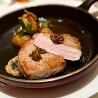 Benoit Alain Ducasse - メインは、岐阜県からというボーノポークのオーブン焼き。
                      美味しいですが、豚の甘さを感じようとすると、火入れはもう少しだけ手前がいいようにも感じます。