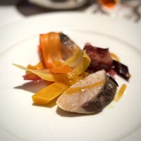 Benoit Alain Ducasse - 新潟からという、味の乗った鰆。
                    皮の表面だけがきれいに火入れされています。脂の乗りもいいので、柑橘のソースでバランスがいいですね。