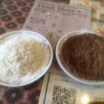 インド料理 パリワル - 絶対にライスとロティが足りなくなるな…と思っていたところ、¥100でバスマティライス、¥200でキビのロティが追加できる(限定メニューを注文した方のみ)とのことで先手を打ちました