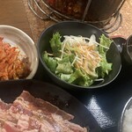 元氣七輪焼肉 牛繁 - ライス、スープ、キムチはおかわり自由