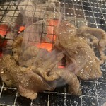 元氣七輪焼肉 牛繁 - 短冊状カットのカルビを炭火七輪で焼くスタイル