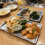 炭焼 金竜山 - キムチとナルム盛り合わせ