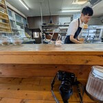 Ramen FeeL - カウンター席からはチャーシューを切る様子がよく見えます。