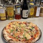 CRAZY PIZZA TORANOMON - カウンターにはお酒がたくさん並んでます