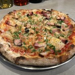 CRAZY PIZZA TORANOMON - ランチセットのピザはひとり1枚、お腹いっぱい