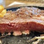 ブロンコビリー - 炭焼き極選リブロースステーキ、ミディアムレア断面！