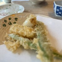 天ぷら新宿つな八 大丸東京店 - 新玉ねぎとインゲンの天ぷら、新玉ねぎは水分多いので家庭ではこんなふうにはできない。新玉ねぎの甘味が美味しかった〜
                    