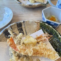 天ぷら新宿つな八 大丸東京店 - エビとキスとモンゴウイカの天ぷら
                    エビがサクサクで美味しい
