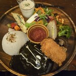 京都 れとろ洋食　LOCAVO - 真ん中が問題のトマトソース。