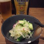 居酒屋うん - モルツ中瓶[500円]＆お通し(野菜浅漬け)[300円]