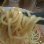 かみあり製麺 - 2014年7月　海老味噌ラーメン（麺持ち上げ）