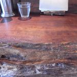 麺屋 がらーじ - 木の温もりが感じられるカウンター席
