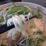 鶏塩ラーメンは細めのストレート麺