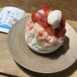 HAGI - 天然氷で作ったカキ氷、イチゴ、バニラアイス