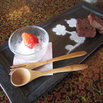 僧伽小野 一秀庵 - 水物は「チョコレートパウンド」と「苺バニラアイス」です。