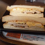 上島珈琲店 - 玉子ハーブ鶏のサンド