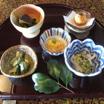 僧伽小野 一秀庵 - 前菜は五種あり、中心の「福吉鯛マリネ」、左奥の「冬野菜の酢浸し」、左前の「こごみ」、右奥の「筍香梅揚げ」、右前の「カリフラワー木の芽和え」です。