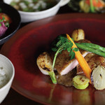 門前洋食 藤屋 - 信州ハーブ鶏のソテー りんごとあめ色玉ねぎの門前ソース