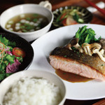 門前洋食 藤屋 - サーモンのソテー醤油バターソース